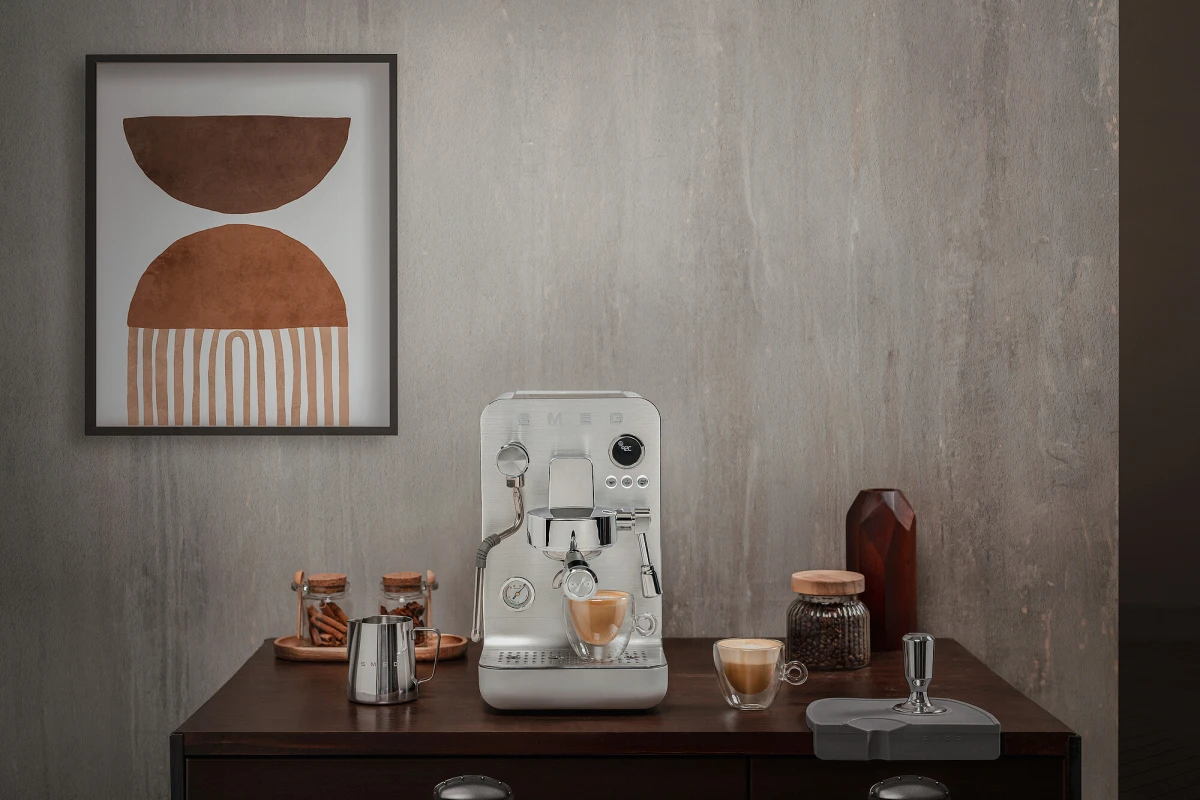 kolbowy-ekspres-do-kawy-smeg-minipro-bialy-kuchnia.jpg